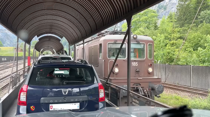 Sempione chiuso fino a nuovo avviso, due ore di attesa per imbarco auto sul treno