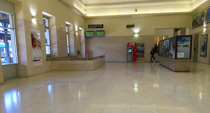 Treni internazionali e per Milano: ecco la situazione. Chiuso anche l’Ufficio di assistenza clienti