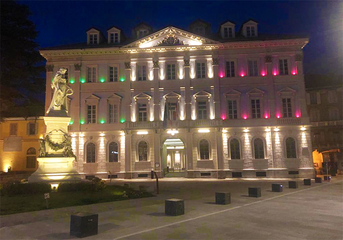 Domo: il palazzo di città illuminato di rosso nella giornata mondiale della Croce Rossa