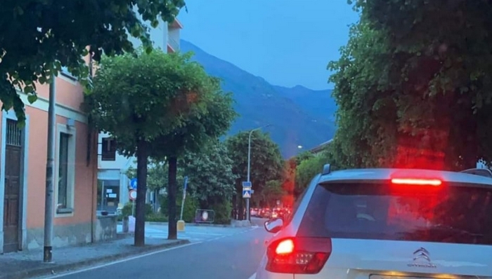 La fase-2 e l’odissea dei frontalieri: code chilometriche sulla ss34 verso Piaggio Valmara