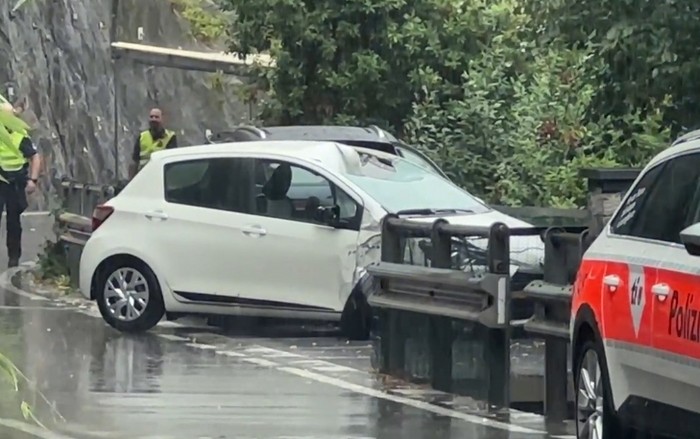 Ancora grave la 59enne di Cannobio ferita da un masso caduto sull’auto in Svizzera