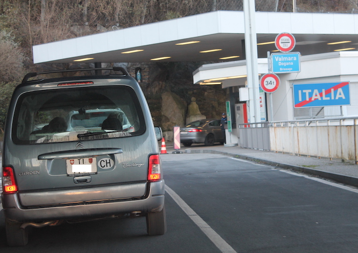 Gli svizzeri tornano a fare spese in Italia: in una settimana saliti del 40% i transiti 